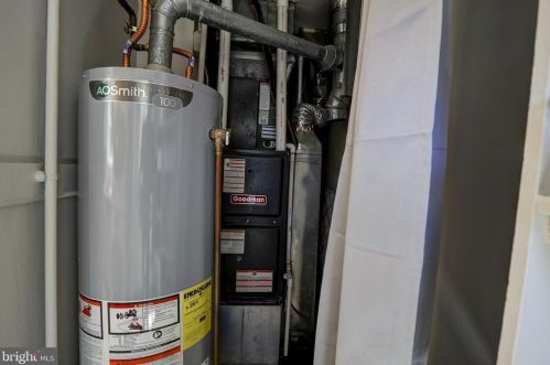 2331 Glendale Ter, Alexandria VA 22303-1907 exterior