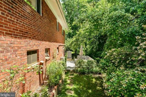 5615 Chase Ct, Alexandria VA 22312-6318 exterior