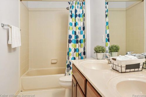 5348 Creekmonte Dr, Rochester MI 48306-4793 exterior