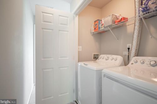 6940 Lerwick Ct, Alexandria VA  22315-5717 exterior