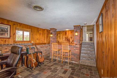 147 Cottage Rd, Enfield CT 06082-2209 exterior