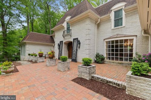 8751 Brook Rd, Mc Lean VA  22102-1507 exterior