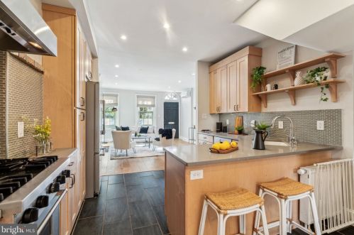 131 Bainbridge St, Philadelphia PA 19147-1810 exterior