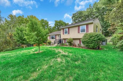 80 Mandalay Dr, Poughkeepsie, NY 12603-2641