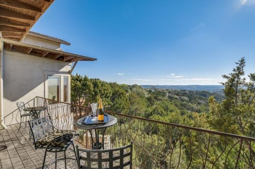 610 Crystal Crk Dr, Austin TX 78746-4728 exterior