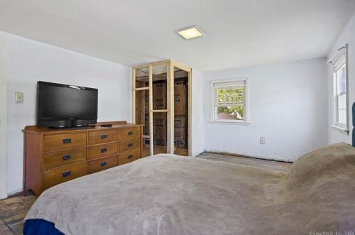 158 Center St, Windsor Locks CT 06096-2409 exterior