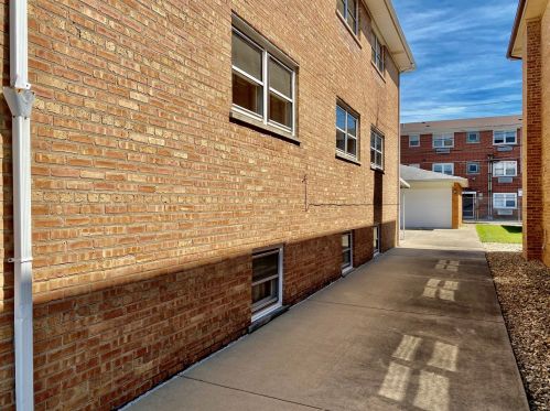 7951 Komensky Ave, Chicago, IL 60652-2315