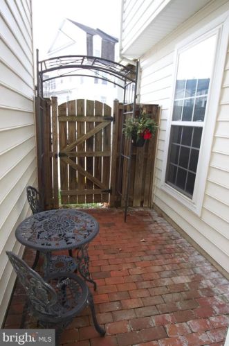 5082 Donovan Dr, Alexandria VA 22304-7755 exterior