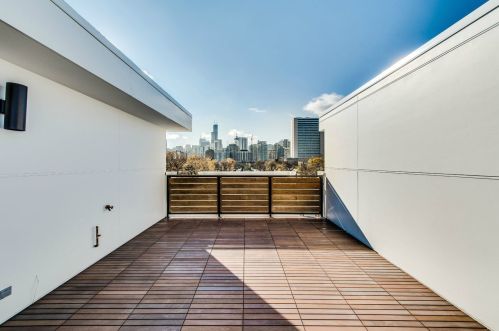 450 Oak St, Chicago IL 60610-7298 exterior