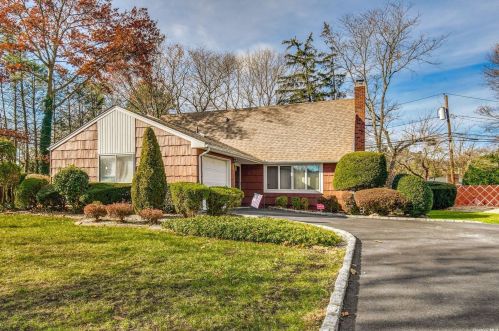 57 Arcadia Dr, Huntington Station NY 11746-6935 exterior