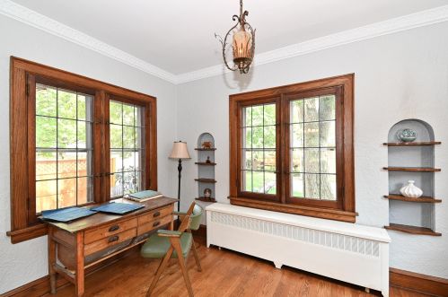 5040 Shoreland Ave, Milwaukee WI  53217-5539 exterior