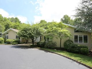 3 Farm Rd, Chester, NJ 07930-2823