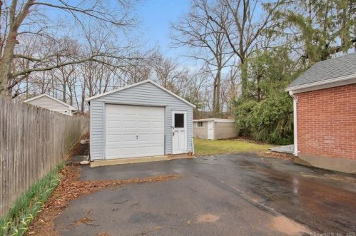 27 Essex St, Manchester CT 06040-4003 exterior