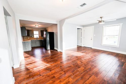 825 Bayonne St, Dallas, TX 75212-5301