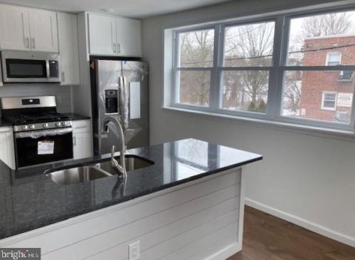 6802 Henry Ave, Philadelphia PA 19128-1522 exterior