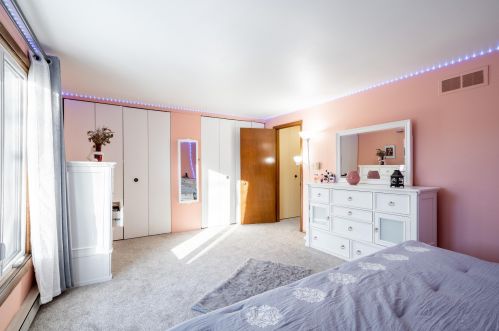 5135 Camelot Ln, Milwaukee WI 53221-3121 exterior