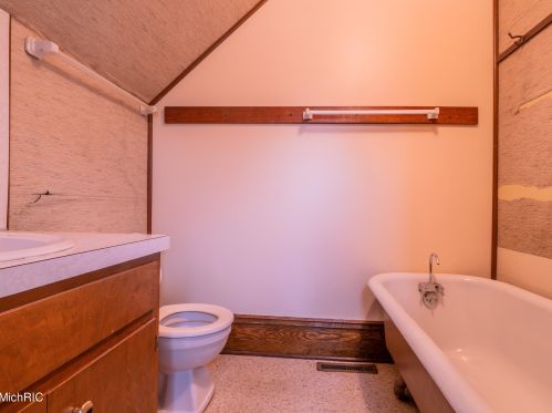 320 Elizabeth St, Sylvan Beach MI 49461-1311 exterior