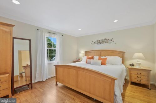 2105 Rampart Dr, Alexandria VA 22308-1537 exterior