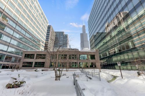 125 Jefferson St, Chicago IL  60661-3609 exterior