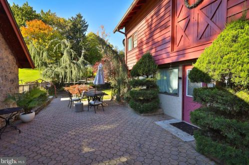 2367 Vly Rd, Huntingdon Valley PA 19006-6007 exterior