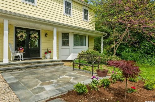 37 Kivy St, Huntington Station, NY 11746-2044