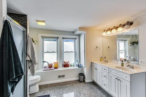 2421 Artesian Ave, Chicago IL 60645-5302 exterior