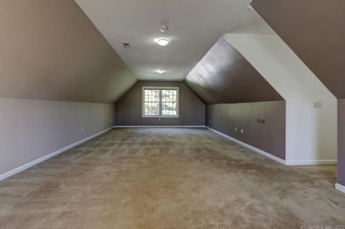 2 Dogwood Ln, Wallingford CT 06492-1953 exterior