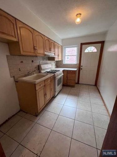 138 Midland Pl, Newark NJ  07106-3311 exterior