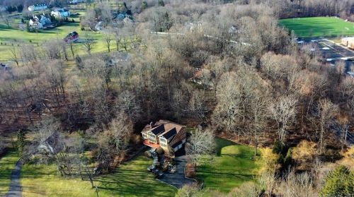 303 Mamanasco Rd, Ridgefield CT 06877-2425 exterior