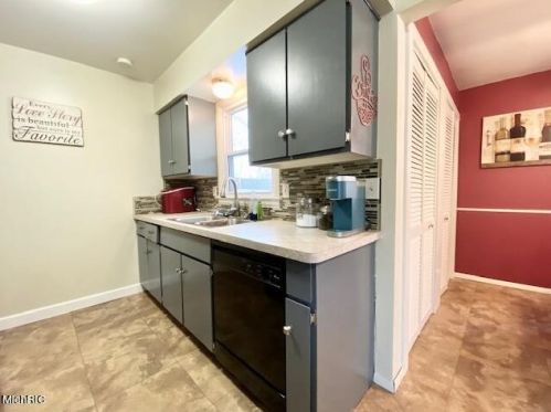 1301 Cavanagh St, Grand Rapids MI 49508-6127 exterior