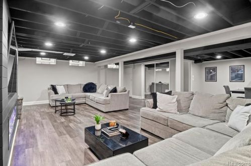 6126 Cambourne Rd, Dearborn Heights MI 48127-3916 exterior