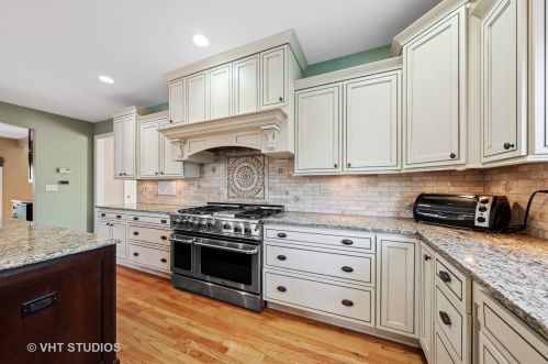 323 Kenmore Ave, Elmhurst IL 60126-3517 exterior