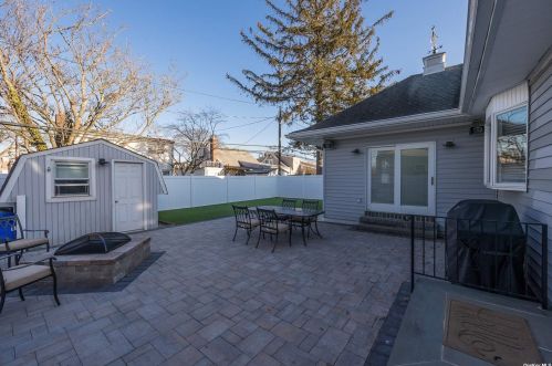 51 Fordham St, Valley Stream NY 11581-3223 exterior