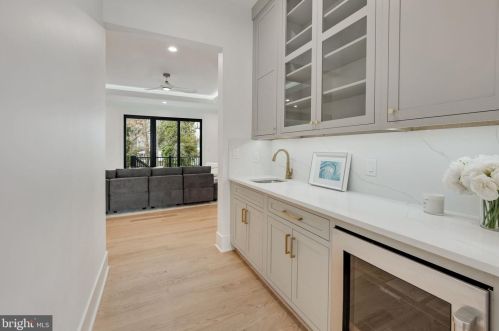 1422 Mayflower Dr, Mc Lean VA 22101-5615 exterior