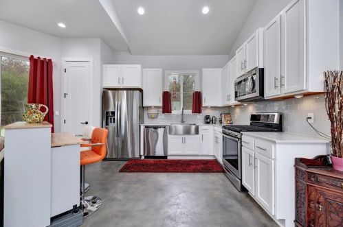 1205 Cometa St, Austin, TX 78721-1217