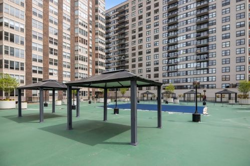 525 Hawthorne Pl, Chicago IL 60657-2907 exterior