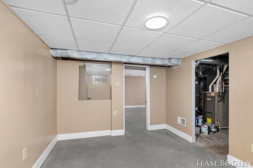 629 Leonard St, Grand Rapids MI 49503-1135 exterior