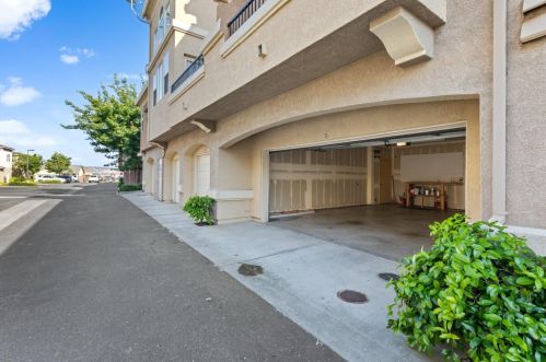 1000 Moon Cir, Folsom, CA 95630-4109