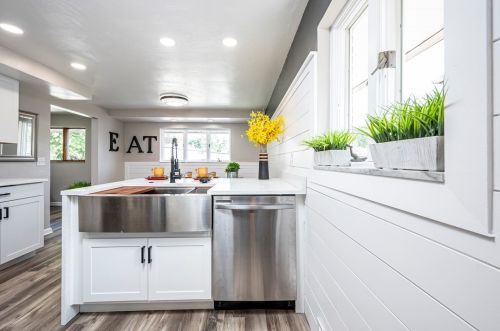 1076 Muldowney Ave, Pittsburgh PA 15207-2078 exterior