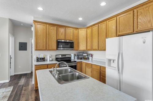 7204 Brittany Town Dr, Taylorsville UT 84084-4609 exterior