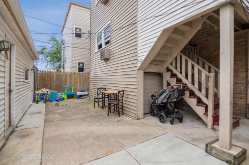 3004 Touhy Ave, Chicago IL 60645-2938 exterior