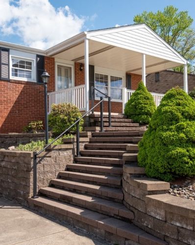 212 Alcan Dr, Pittsburgh, PA 15239-2320