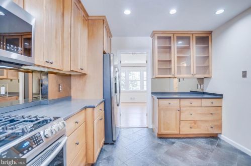 617 Azalea Dr, Rockville MD 20850-2010 exterior