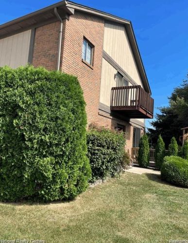 111 Meadow Lane Cir, Rochester, MI 48307-3066