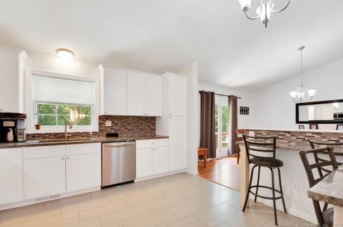 16 Pond Hill Rd, North Haven CT 06473-2831 exterior