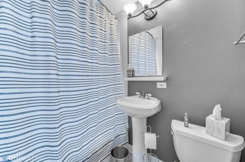 5725 Giddings St, Chicago IL 60630-2930 exterior