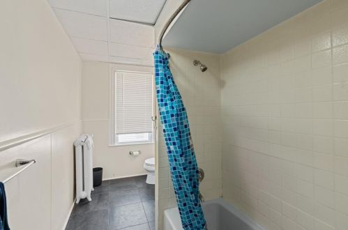 7 Bayview Ave, Middletown RI 02840-2108 exterior