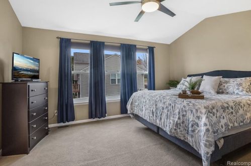 823 Cyn Crk Dr, Holly MI 48442-1560 exterior