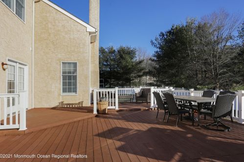 40 Aimee Dr, East Freehold NJ 07728-9220 exterior