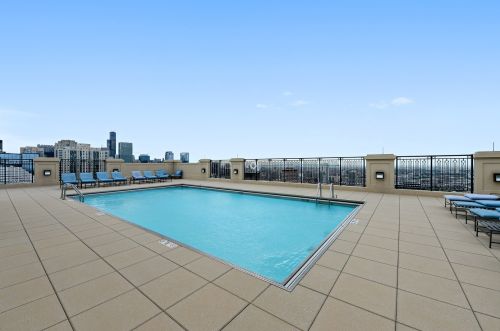 10 Delaware Pl, Chicago IL  60611-1690 exterior